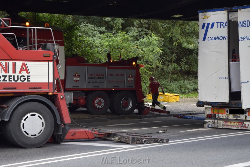 LKW blieb unter Bruecke haengen Koeln Ehrenfeld Innere Kanalstr Hornstr P322.JPG - Miklos Laubert